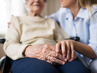 lavoratori-in-nero-e-maltrattamenti-agli-anziani-ospiti-sigilli-della-gdf-ad-una-casa-di-riposo