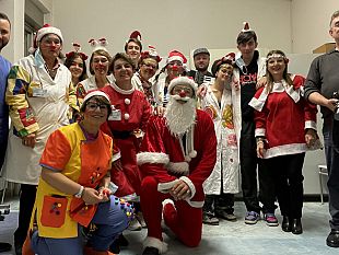 caltagirone-regalare-sorrisi-a-chi-ha-bisogno-la-terapia-del-sorriso-allieta-i-pazienti-del-gravina-con-musica-e-doni