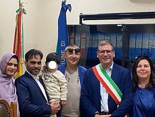 dal-pakistan-a-castellammare-con-un-viaggio-della-speranza-dopo-13-anni-ahmad-saijad-diventa-cittadino-italiano