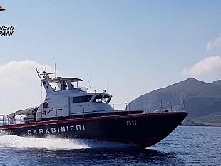 trapani/favignana-trova-oltre-1000-euro-per-terra-consegna-tutto-ai-carabinieri