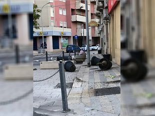 trapani-divelti-cestini-della-spazzatura-nella-notte