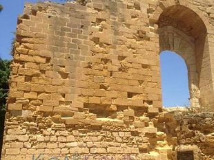 atto-vandalico-ai-danni-dell-arco-normanno