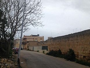 video-in-via-mongiolisi-pilone-in-disuso-pericolosissimo-nessuno-interviene