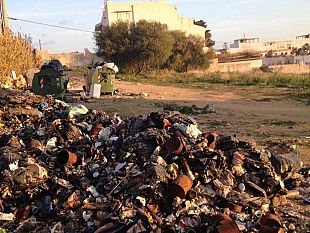 video-discarica-abusiva-a-fianco-del-kartibubbo-village