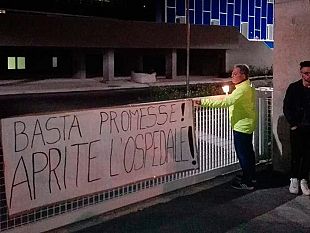 video-mazara-circa-300-alla-fiaccolata-per-l-ospedale-ajello-basta-promesse-elettorali-aprite-l-ospedale