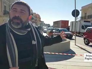 video-piazza-regina-nuova-aiuola-per-le-festivita-quando-il-comune-sistemera-la-piazza-per-migliorarne-la-fruibilita