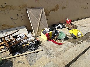 mazara-in-via-ferrovia-rifiuti-sui-marciapiedi-un-problema-di-civilta-ma-anche-di-sicurezza