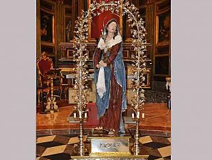 marsala-santuario-maria-ss-addolorata-il-simulacro-ornato-con-un-arco-floreale