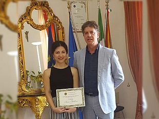 i-complimenti-del-sindaco-castiglione-ad-anna-stallone-vincitrice-del-3-premio-di-poesia-navarro