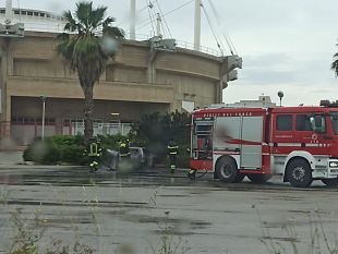 trapani-auto-a-fuoco-nei-pressi-del-pala-auriga