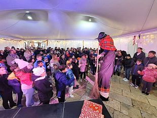 tra-mare-e-stelle-natale-alle-egadi-2024-grande-chiusura-ieri-con-la-befana-sui-trampoli