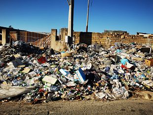 castelvetrano/castelvetrano-cumuli-di-rifiuti-allingresso-dellex-cementificio