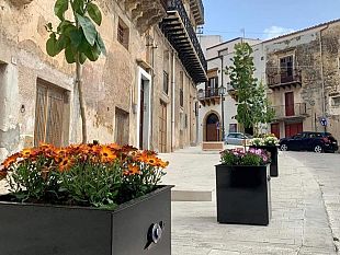 due-americani-donano-fiori-alla-citta-di-sambuca