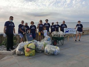 i-volontari-plastic-free-ripuliscono-il-litorale-di-lido-valderice