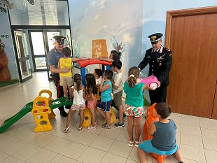 i-carabinieri-restituiscono-ai-bambini-i-giochi-che-erano-stati-rubati-dallasilo-nido