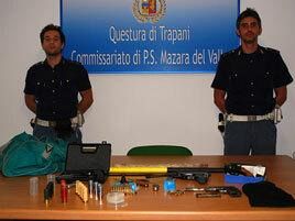 squadra-volanti-p-s-arrestati-tre-rapinatori-sequestrate-numerose-armi-e-munizionamento