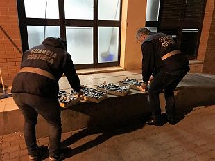 trapani-blitz-della-guardia-costiera-al-porto-peschereccio