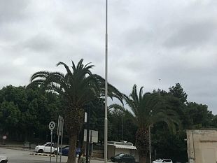 la-bandiera-di-piazza-della-repubblica-non-sara-sostituita-benvenuti-a-castelevetrano-paese-delle-rimozioni