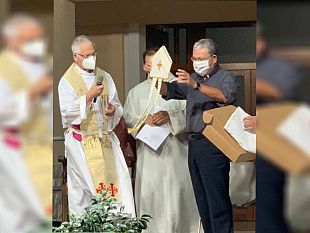 il-dono-dei-preti-di-trapani-a-don-alessandro-damiano-parametri-realizzati-dalle-clarisse-di-alcamo