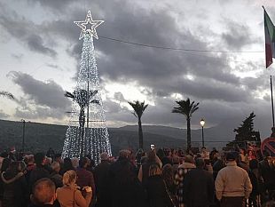 custonaci-lamministrazione-e-i-bambini-accendono-lalbero-di-natale-e-danno-il-via-a-tutte-le-manifestazioni-in-programma