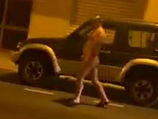 trapani-uomo-nudo-cammina-per-strada