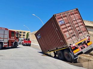 lasfalto-cede-e-fa-sprofondare-un-rimorchio-pesante