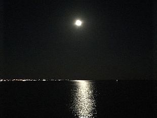 ultime-della-sera-sotto-lo-sguardo-della-luna