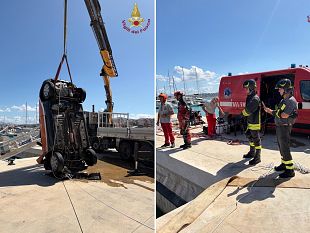 castellammare-recuperata-lautomobile-caduta-nelle-acque-del-porto