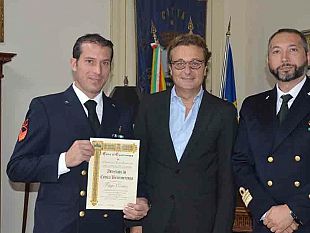 castelvetrano-un-attestato-di-civica-benemerenza-al-sottocapo-filippo-catalano-che-ha-salvato-due-vite-in-mare