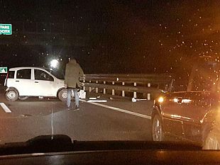 auto-contro-guard-rail-allo-svincolo-per-campobello-di-mazara
