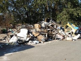 una-vera-discarica-abusiva-presso-l-autoparco-comunale-di-contrada-affacciata