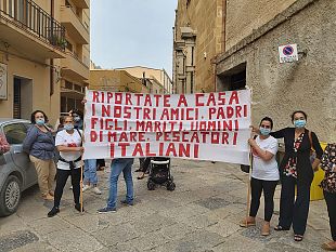 pescherecci-e-marittimi-sequestrati-in-libia-giovedi-a-mazara-manifestazione-di-solidarieta