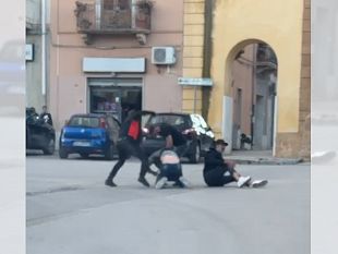 aggressione-in-piazza-dante-un-video-fa-il-giro-del-web