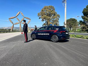 alla-vista-dei-carabinieri-tenta-di-disfarsi-della-cocaina-denunciato-27enne-di-gibellina