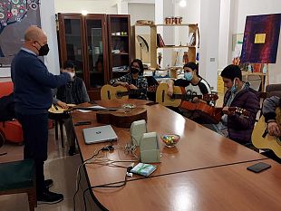 in-casa-della-comunita-speranza-avviato-il-corso-di-chitarra