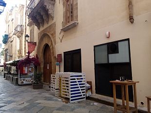 trapani-piovono-sputi-dalla-scuola-su-un-turista-al-bar-si-cercano-alunni-responsabili