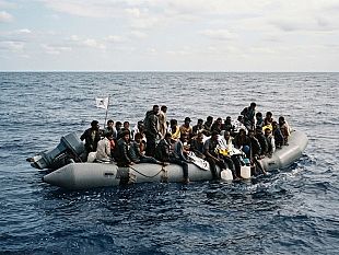 gommone-alla-deriva-nel-mediterraneo-trentasette-vite-a-rischio-e-appelli-urgenti