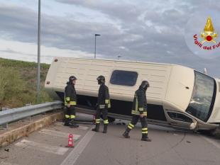 pulmino-incastrato-tra-due-guardrail-sulla-a29-verso-alcamo-dopo-la-biforcazione-mazara-palermo