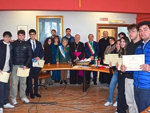 il-vescovo-giurdanella-e-il-sindaco-di-salaparuta-consegnano-ai-neo-18enni-costituzione-e-vangelo