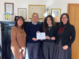 mazara-la-scienziata-sabrina-maniscalco-in-visita-in-comune-consegnata-una-targa