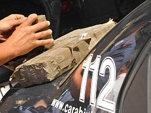 sequestrati-7-kg-di-hashish-tre-pacecoti-fermati-in-autostrada