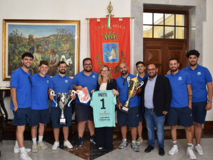 a-palazzo-municipale-le-rappresentative-marsalesi-di-calcio-a-5-che-hanno-primeggiato-a-livello-regionale-e-ai-giochi-de