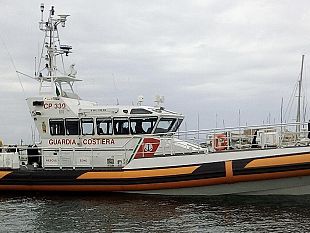 trapani/trapani-la-guardia-costiera-salva-14-persone-su-una-barca-alla-deriva