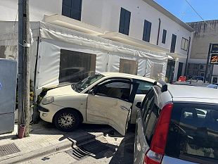 castelvetrano/incidente-in-via-caracci-e-unauto-finisce-dentro-al-gazebo-di-un-bar