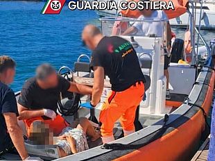 favignana-donna-ferita-a-bordo-di-unimbarcazione-soccorsa-dalla-guardia-costiera