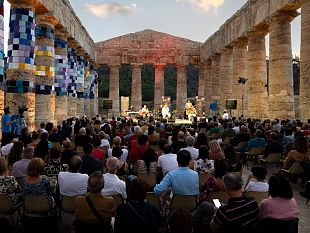 grande-successo-a-segesta-per-il-k-festival-musica-e-letteratura-incantano-il-pubblico