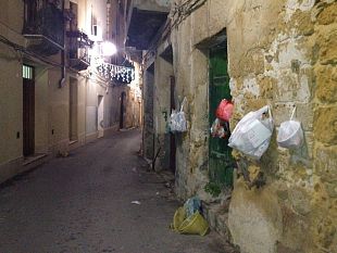 buone-feste-ai-sacchetti-penzolanti-di-un-aspirante-capitale-del-mediterraneo