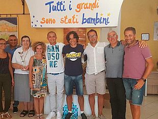 video-delegazione-di-ex-liceali-in-visita-alla-casa-della-comunita-speranza-di-mazara