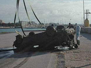 mazara-scoperta-auto-affondata-nel-porto-stamattina-il-suo-recupero