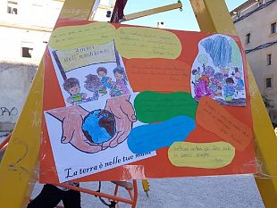 ripulito-da-volontari-bambini-e-amministratori-il-parco-giochi-di-piazza-della-repubblica-ed-ora-lo-rimettiamo-il-tricolore